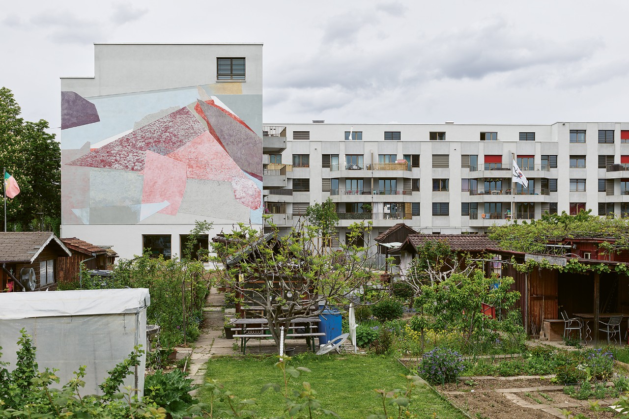 Ansicht Hofseite mit Blick auf Kunst-und-Bau-«Wand Ding» von El Frauenfelder (Bild: Georg Aerni, Zürich)